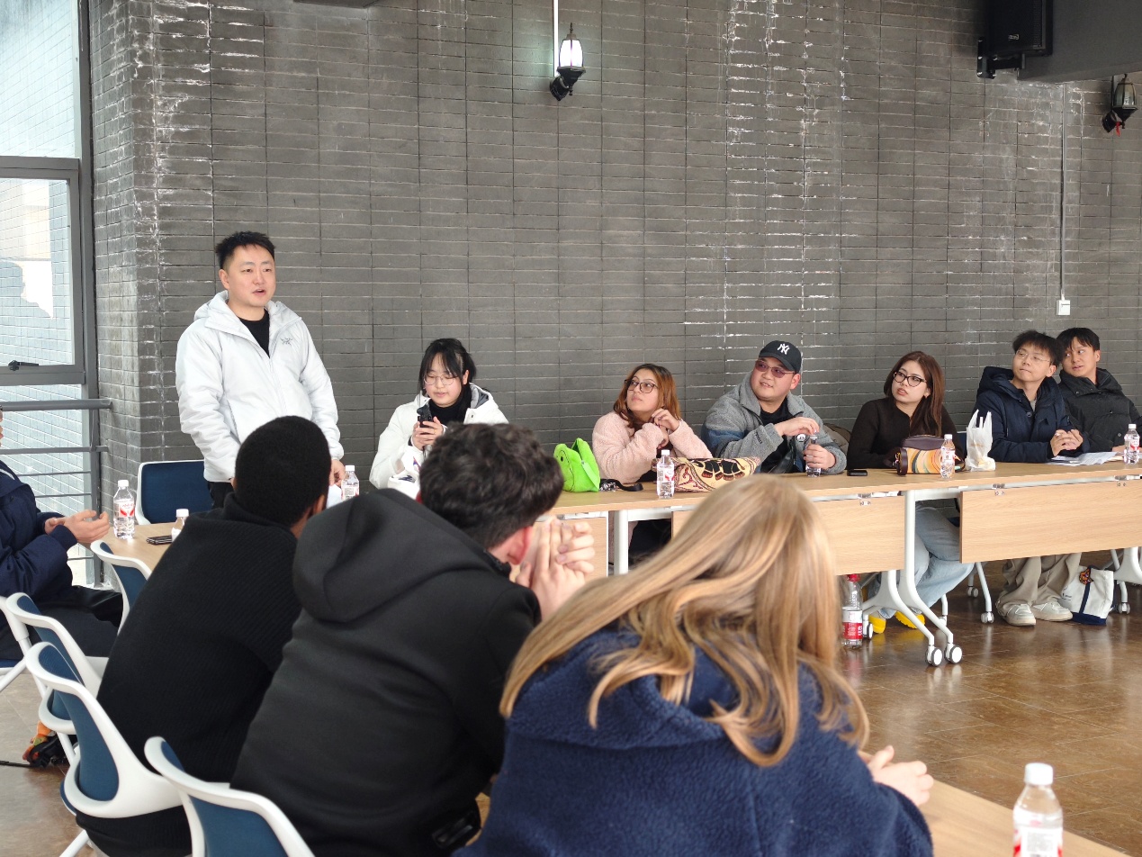 人们在看台上AI 生成的内容可能不正确。